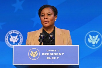 阿隆德拉·纳尔逊在当选总统办公室的讲台上发表讲话