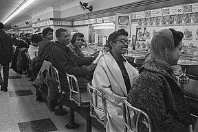 1960年2月13日，北卡罗来纳州格林斯博罗，学生们在一家十美分商店的柜台前排队，抗议商店拒绝为他们服务。