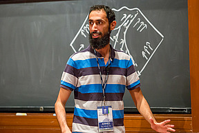Ahmed Almheiri在高级研究所沃尔芬森大厅的舞台上发言Bob的游戏