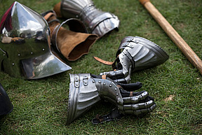 中世纪的盔甲散落在地上