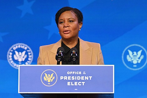 Alondra Nelson在总统选民办公室的领奖台提供了言论